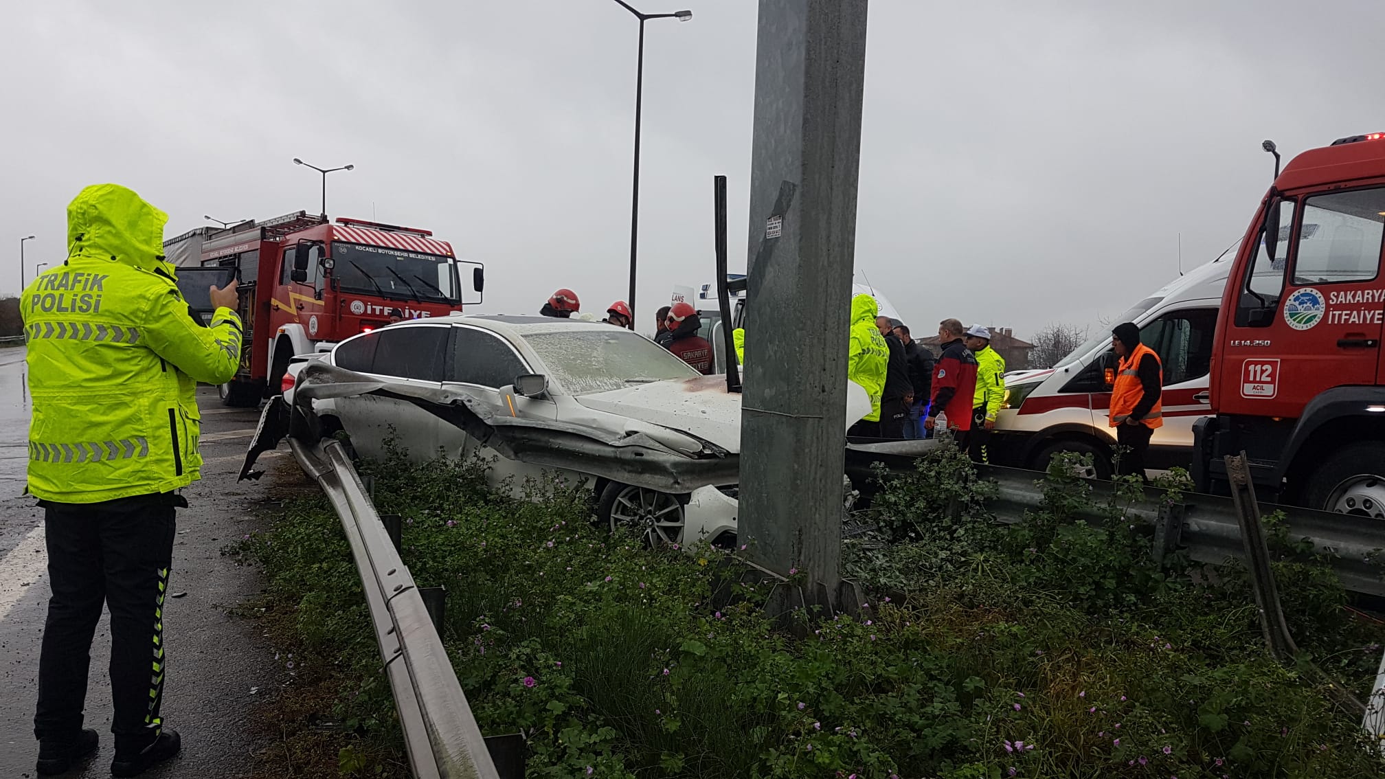 Sapanca'da feci kaza... Otomobil, yol ayrımındaki bariyerlere çarptı: 2 yaralı