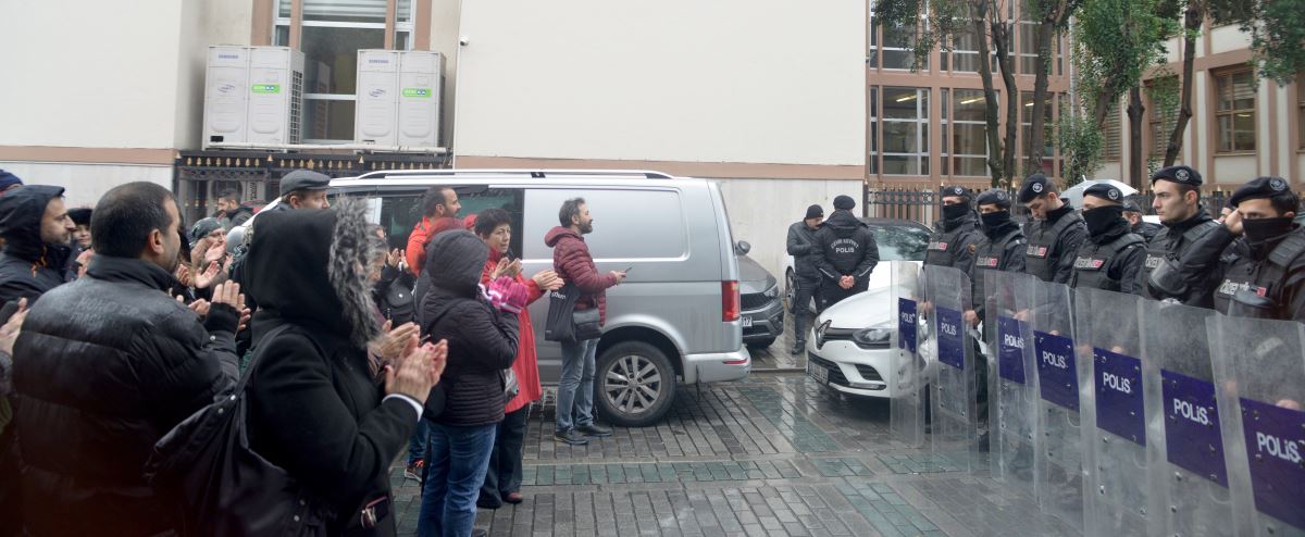 Cağaloğlu Anadolu Lisesi Velileri'nden eylem: 'Kirli elleri okuldan çekin'