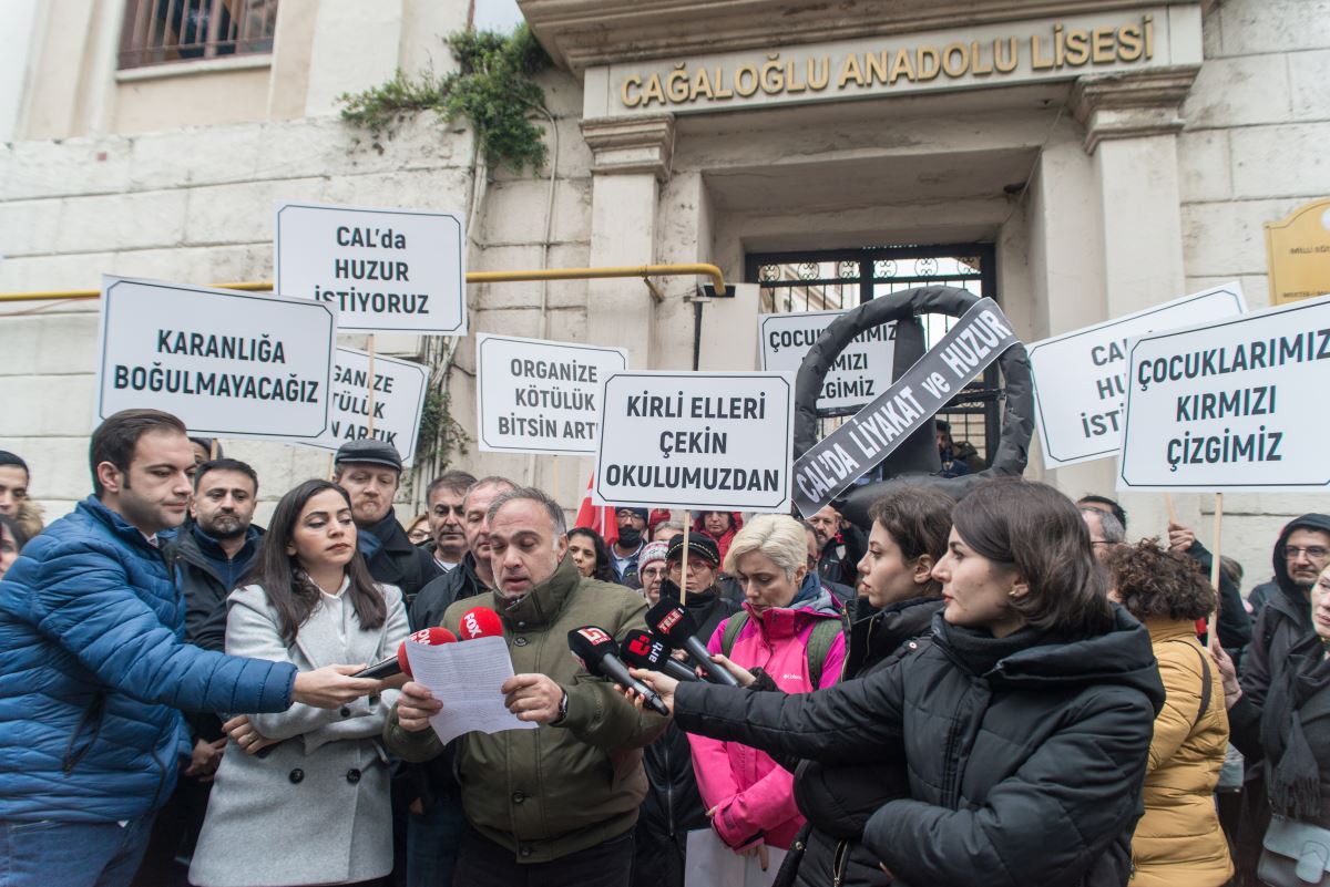 Cağaloğlu Anadolu Lisesi Velileri'nden eylem: 'Kirli elleri okuldan çekin'