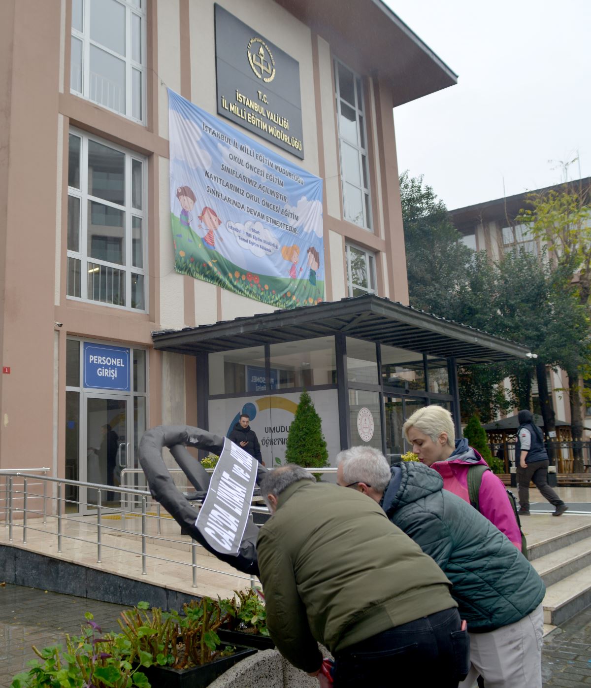 Cağaloğlu Anadolu Lisesi Velileri'nden eylem: 'Kirli elleri okuldan çekin'