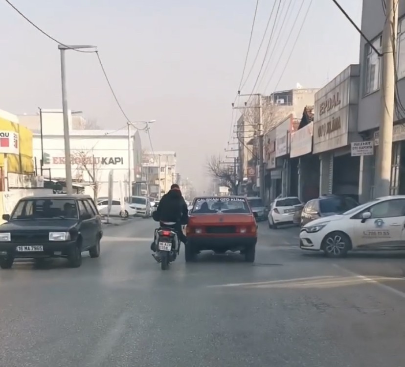 Bozulan otomobili motosiklet ile itti