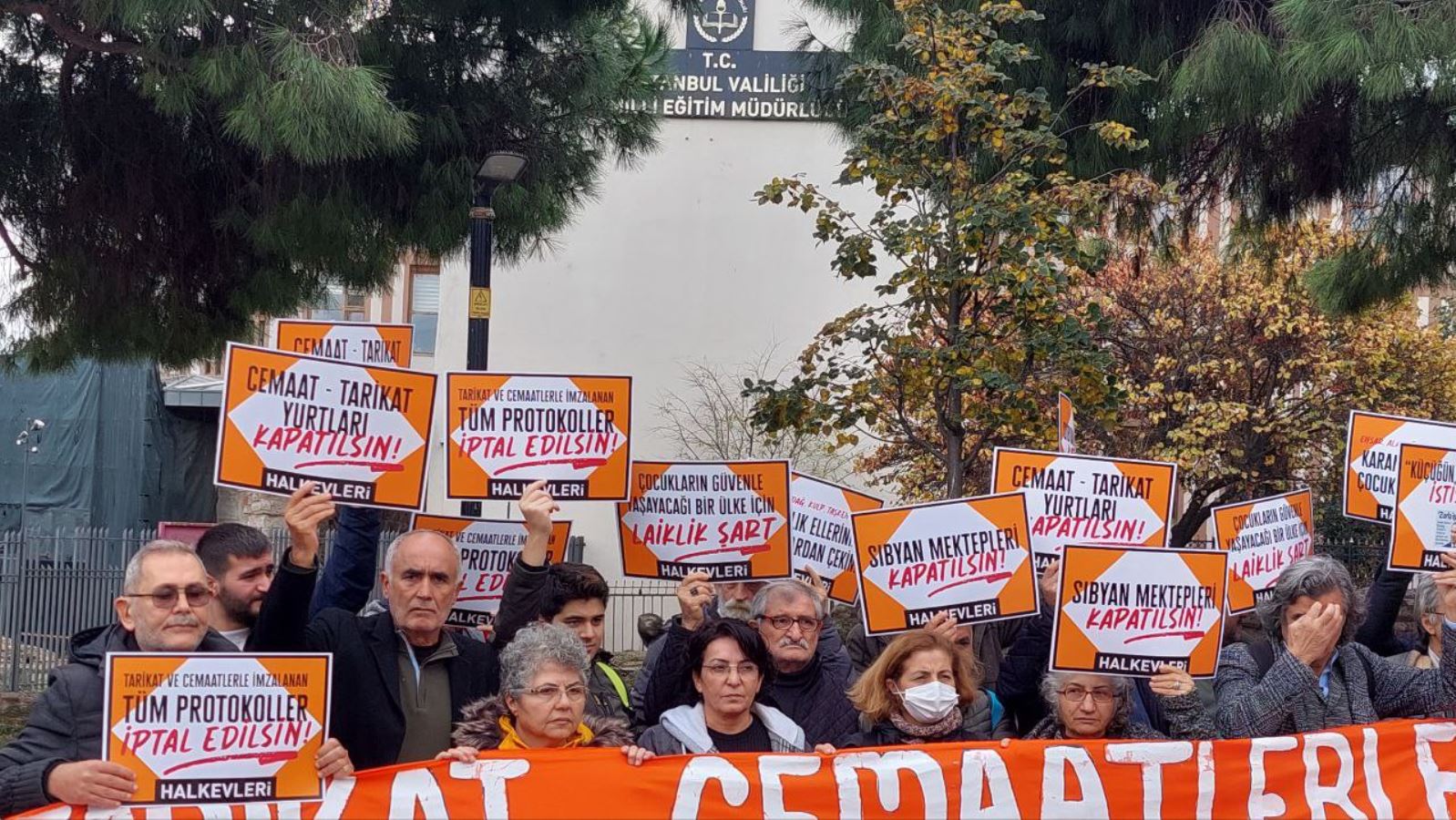 Halkevleri'nden İstanbul Milli Eğitim Müdürlüğü önünde protesto: Tarikat ve cemaatlerle imzalanan bütün protokoller iptal edilmelidir!