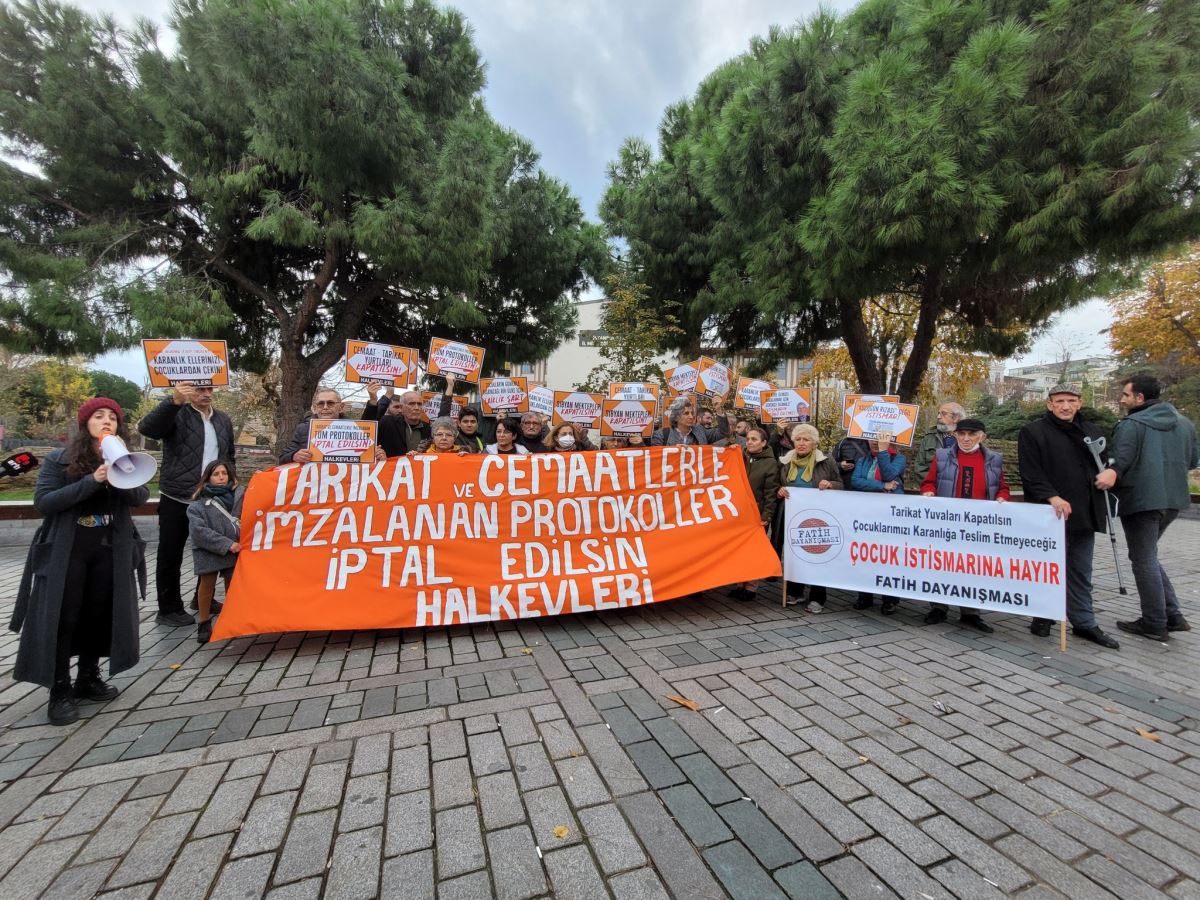 Halkevleri'nden İstanbul Milli Eğitim Müdürlüğü önünde protesto: Tarikat ve cemaatlerle imzalanan bütün protokoller iptal edilmelidir!