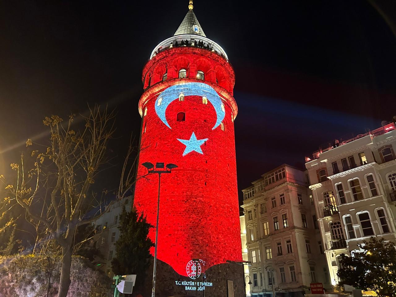 Galata Kulesi’nde mapping şov! Türk bayrağı sahnede... Görenler kameraya aldı