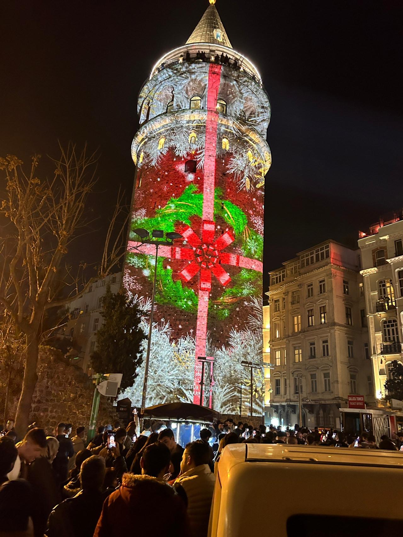 Galata Kulesi’nde mapping şov! Türk bayrağı sahnede... Görenler kameraya aldı