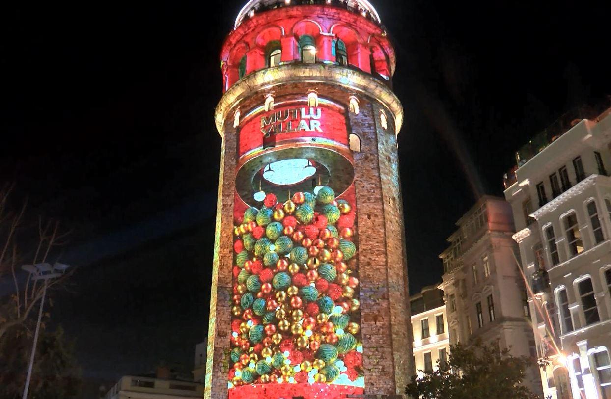 Galata Kulesi’nde mapping şov! Türk bayrağı sahnede... Görenler kameraya aldı