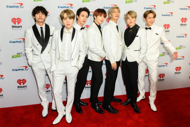 BTS'in üyesi Kim Seok-Jin askere gitti! Hayranları askeri birliğin önüne akın etti