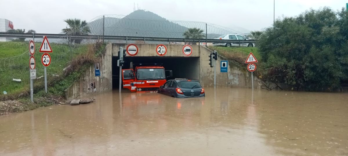 İzmir’i sağanak vurdu: Araçlar suya gömüldü