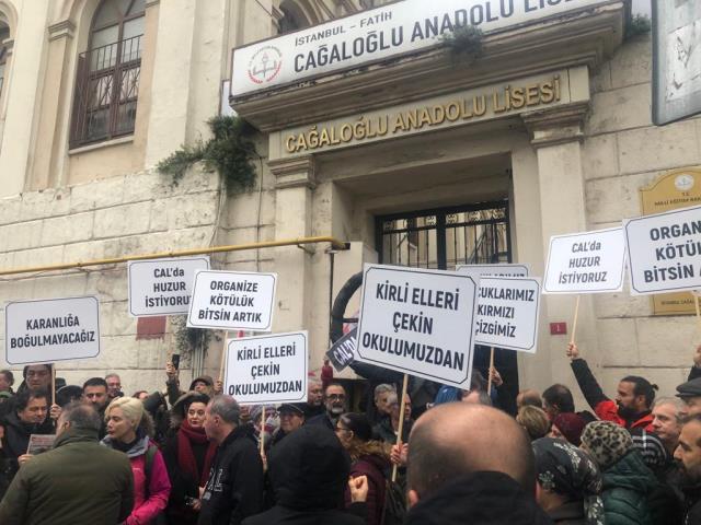 Müdürün 6 yaşındaki kız çocuğunun istismarıyla ilgili paylaşımı velileri ayaklandırdı! Okul önünde toplanıp istifaya çağırdılar