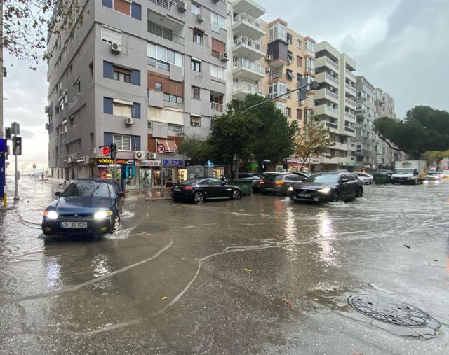 İzmir'de sağanak yağış hayatı felç etti! İş yerlerini su bastı, araçlar yolda mahsur kaldı