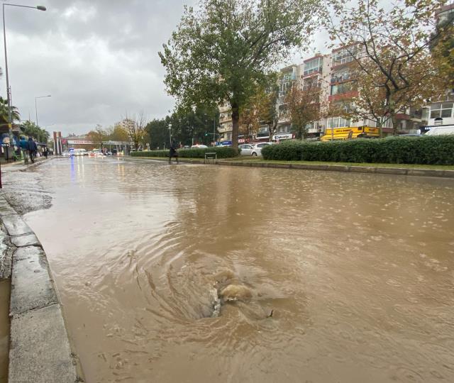 İzmir'de sağanak yağış hayatı felç etti! İş yerlerini su bastı, araçlar yolda mahsur kaldı