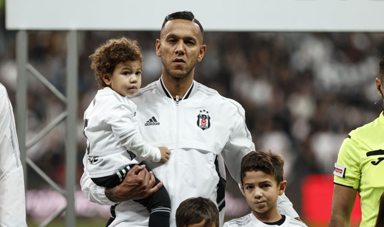 Beşiktaşlı futbolcu Josef de Souza'dan ayrılık iddialarına yanıt