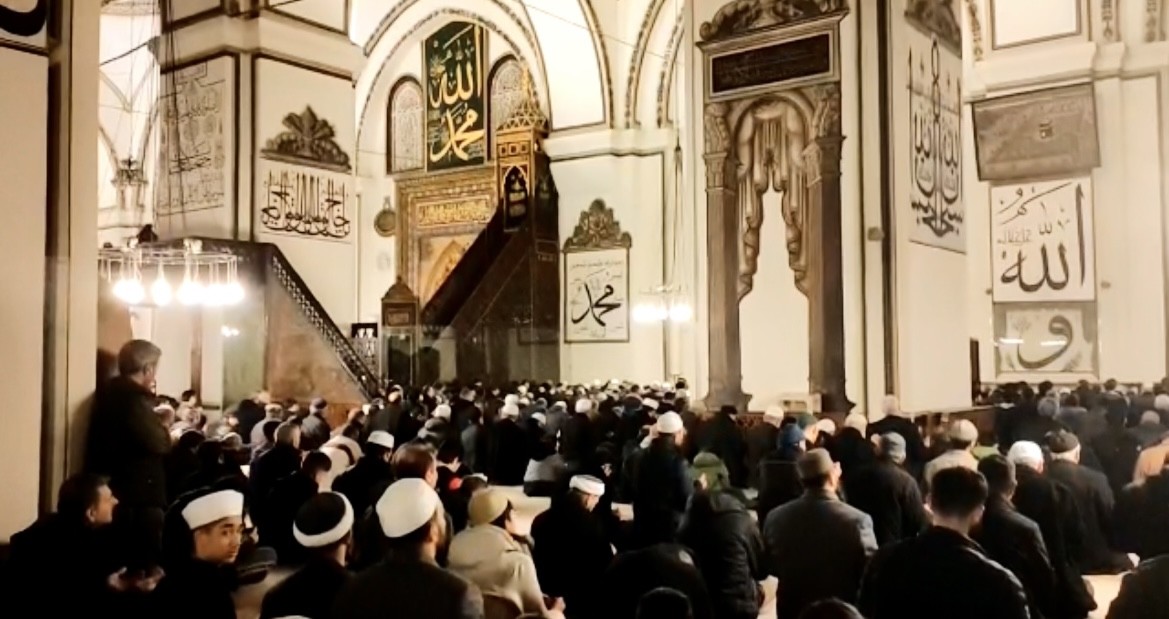 İslam düşmanı saldırıya karşı binlerce kişi Ulucami’ye akın etti