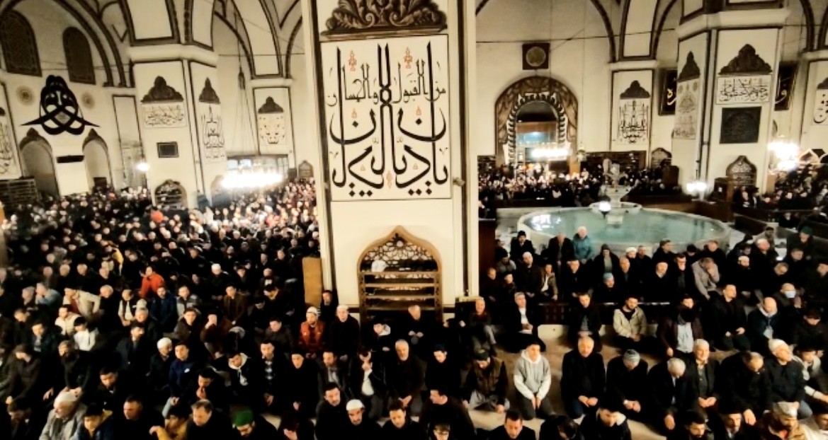 İslam düşmanı saldırıya karşı binlerce kişi Ulucami’ye akın etti