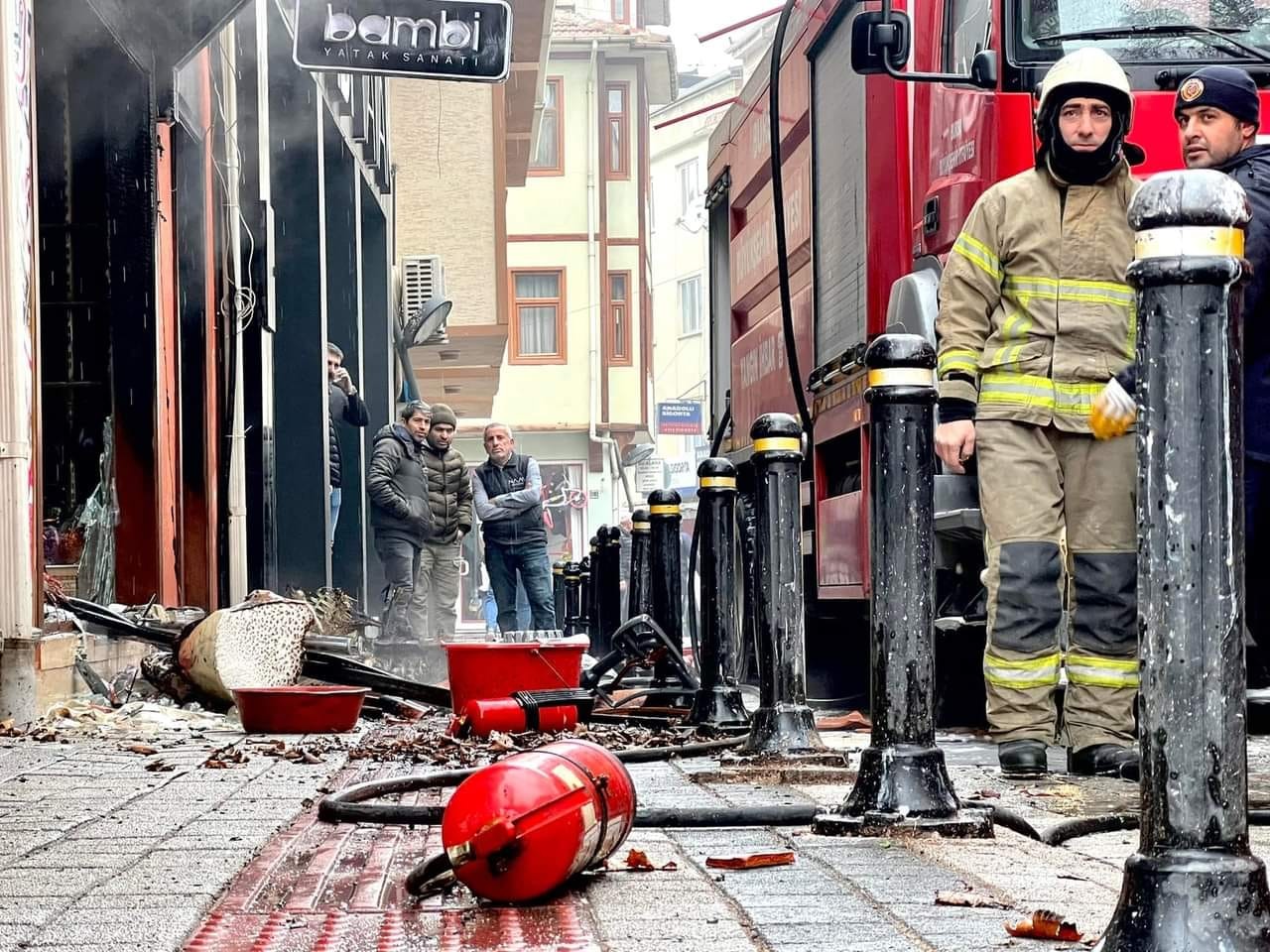 Bursa’da tarihi çarşıda çıkan yangın havadan görüntülendi