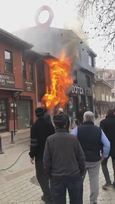 Bursa’da tarihi çarşıda çıkan yangın havadan görüntülendi