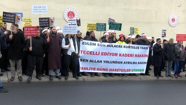 6 yaşındaki çocuk gelin davası başladı! Hiranur Vakfı üyeleri, adliye önünde pankart açıp tekbir getirdi