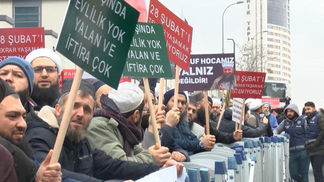 6 yaşındaki çocuk gelin davası başladı! Hiranur Vakfı üyeleri, adliye önünde pankart açıp tekbir getirdi