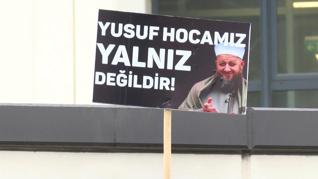 6 yaşındaki çocuk gelin davası başladı! Hiranur Vakfı üyeleri, adliye önünde pankart açıp tekbir getirdi