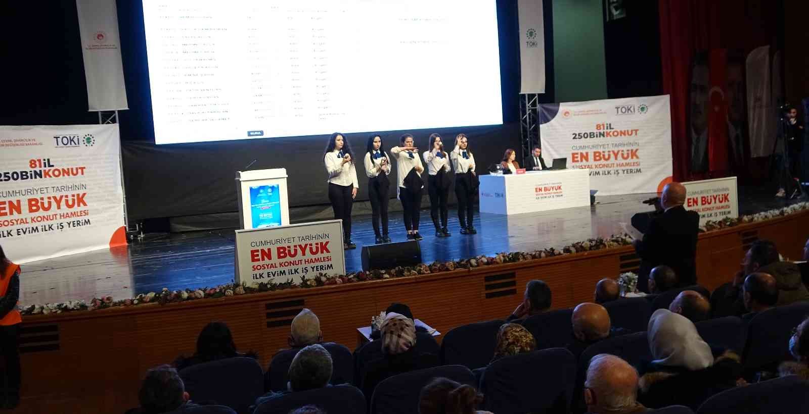 Bursa’da TOKİ kura heyecanı...Salon doldu taştı