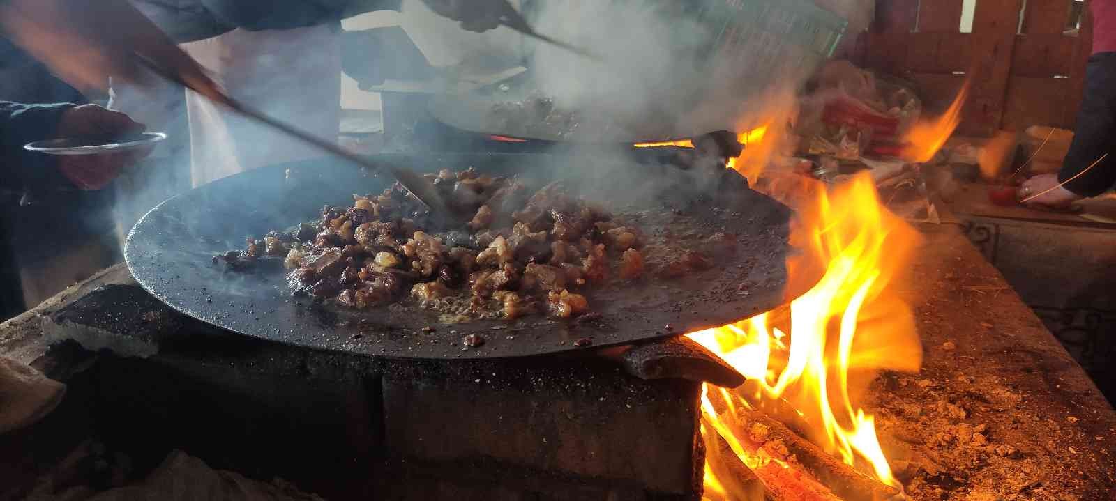 Bu kavurmacıların ünü il sınırlarını aştı... Gelenler yer bulamıyor