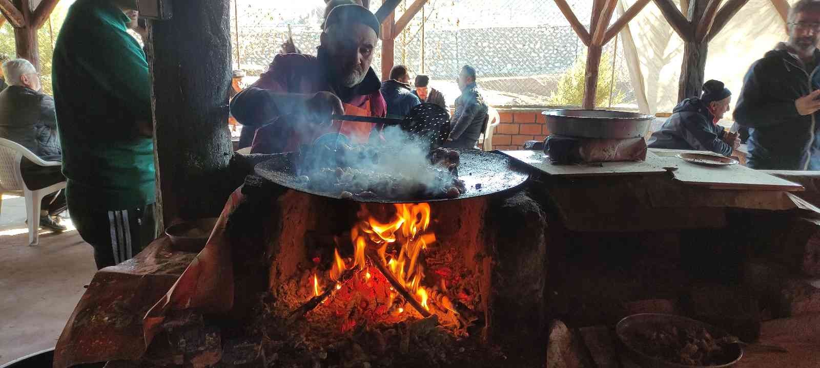 Bu kavurmacıların ünü il sınırlarını aştı... Gelenler yer bulamıyor