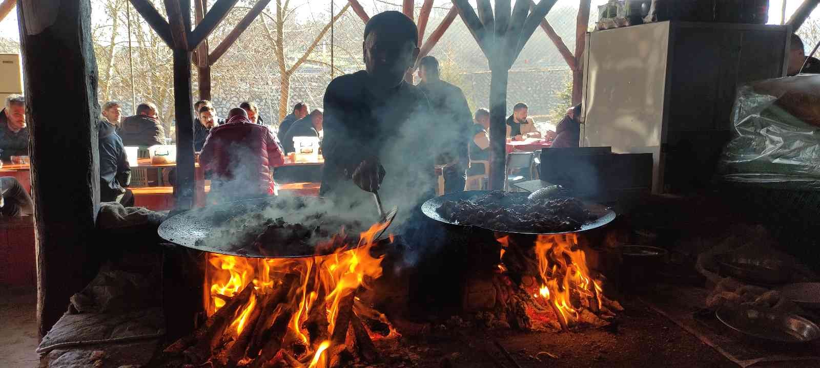 Bu kavurmacıların ünü il sınırlarını aştı... Gelenler yer bulamıyor