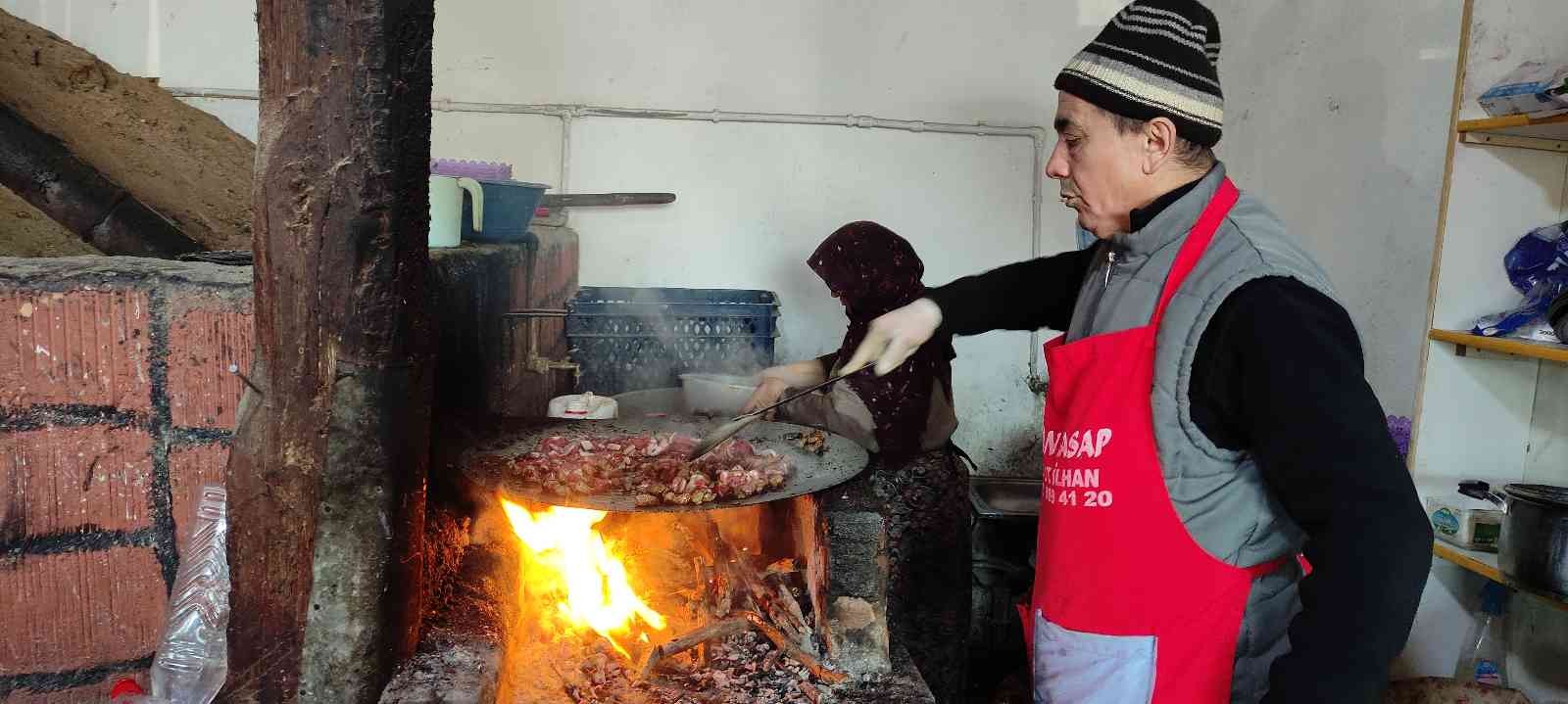 Bu kavurmacıların ünü il sınırlarını aştı... Gelenler yer bulamıyor