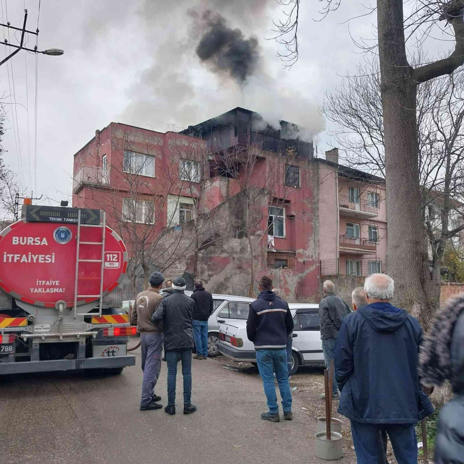 Çatı katı alevlere teslim oldu