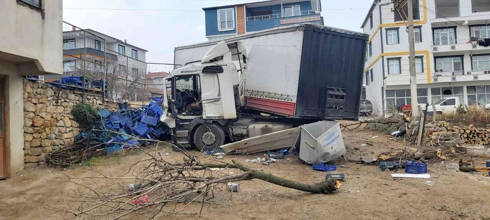 Virajı alamayan tır evin bahçesine böyle girdi