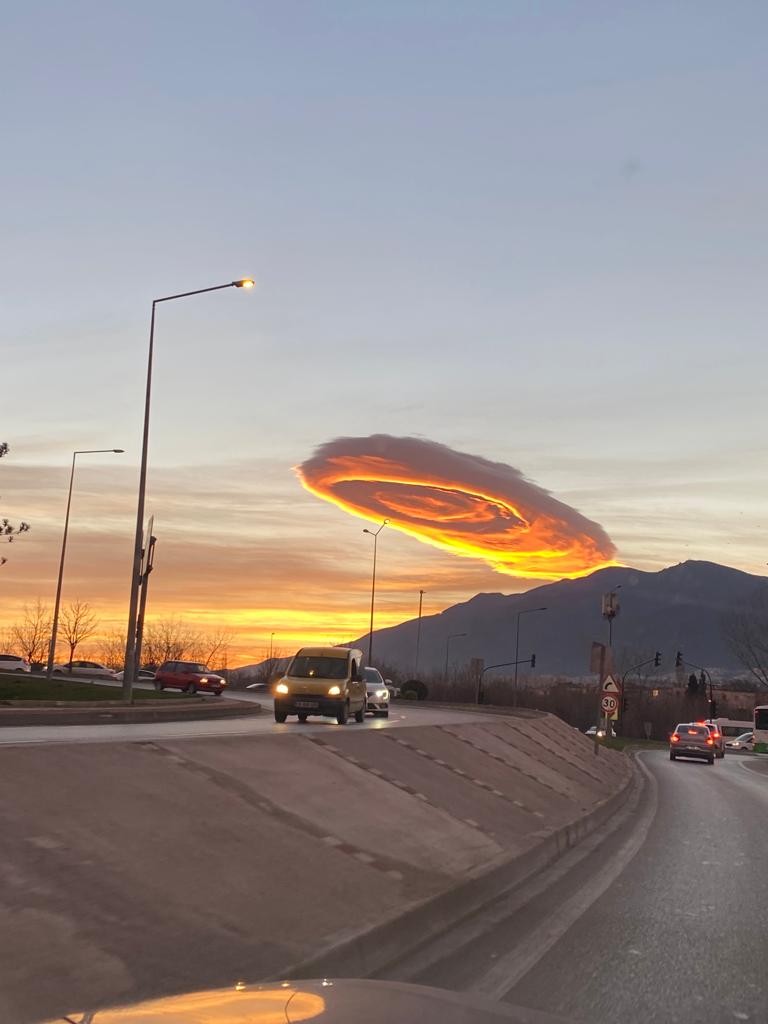 Bursa semalarında UFO görünümlü bulut