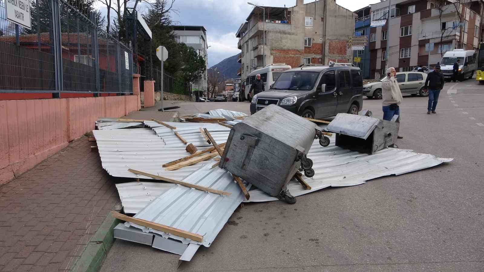 Bursa’da şiddetli lodos hayatı felç etti