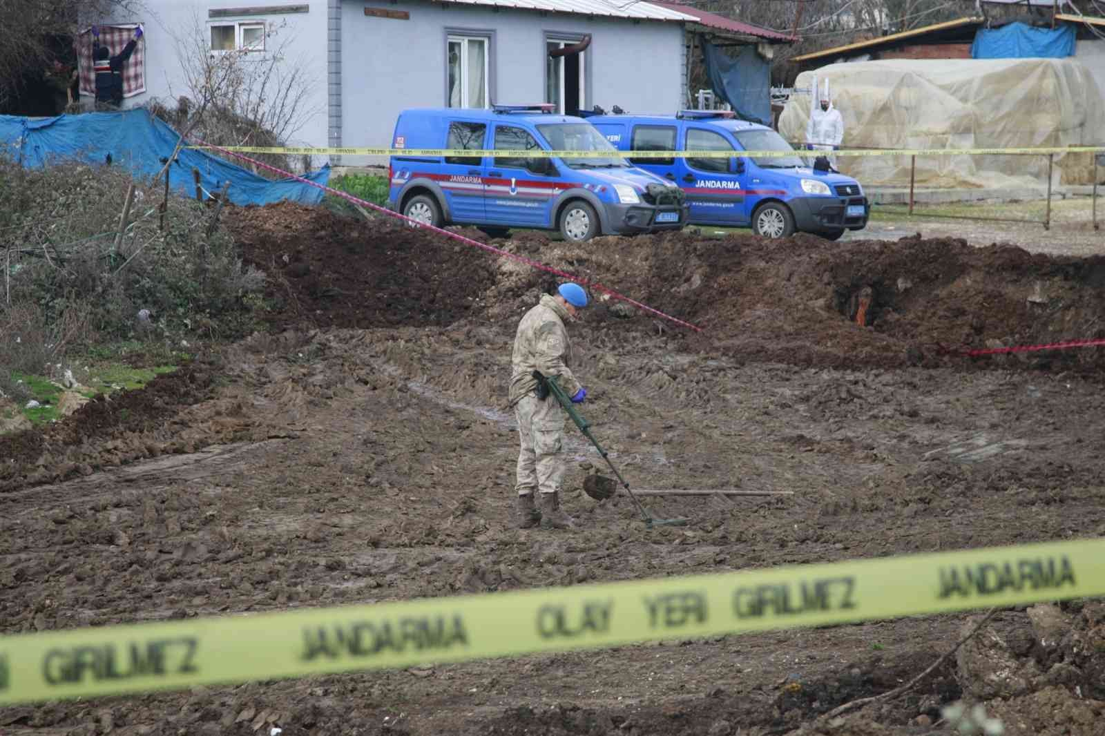 Jandarma dedektörle cinayetin işlendiği suç aletini arıyor