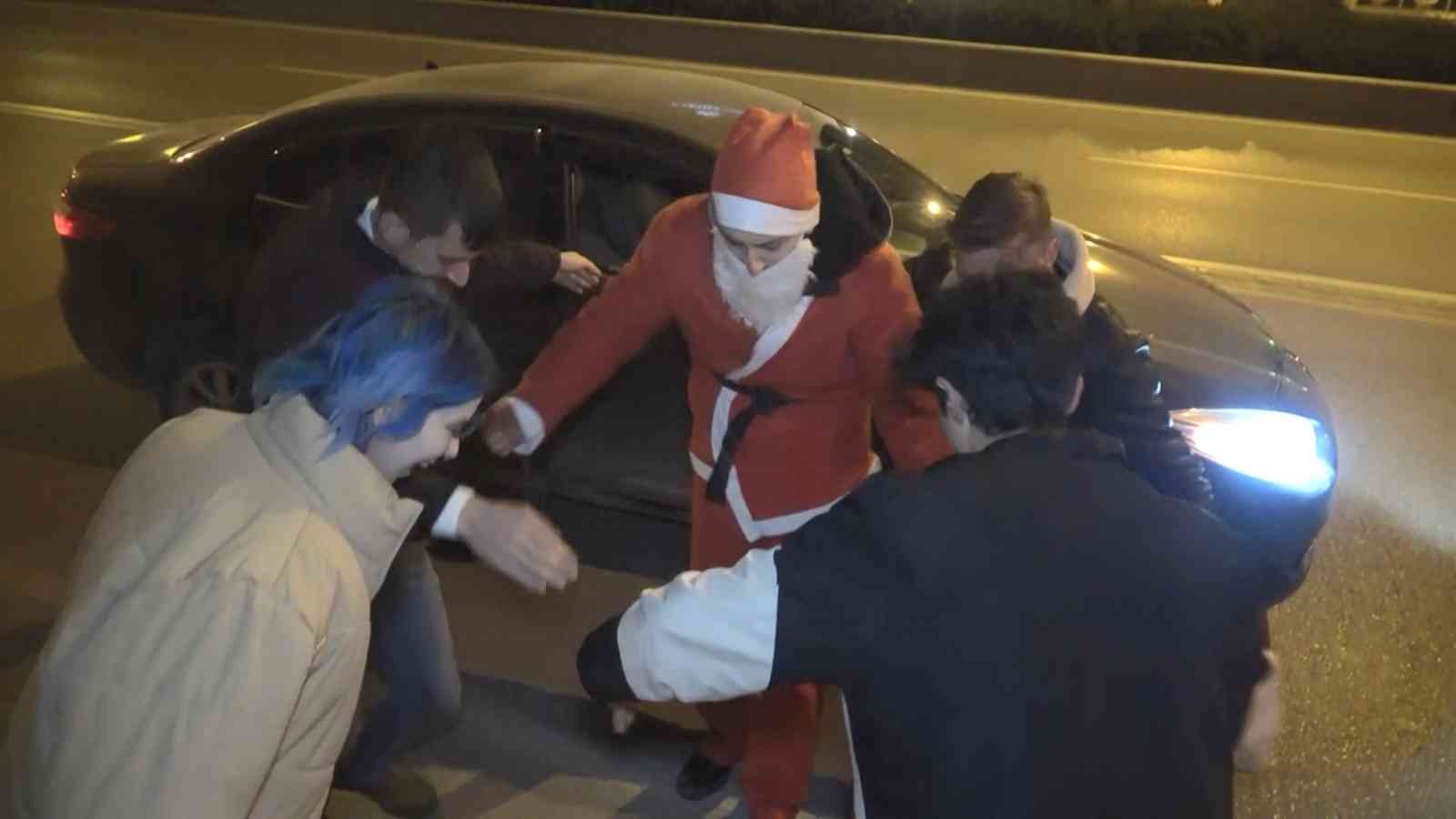 Bu Noel Baba bacada değil anayolda geziyor