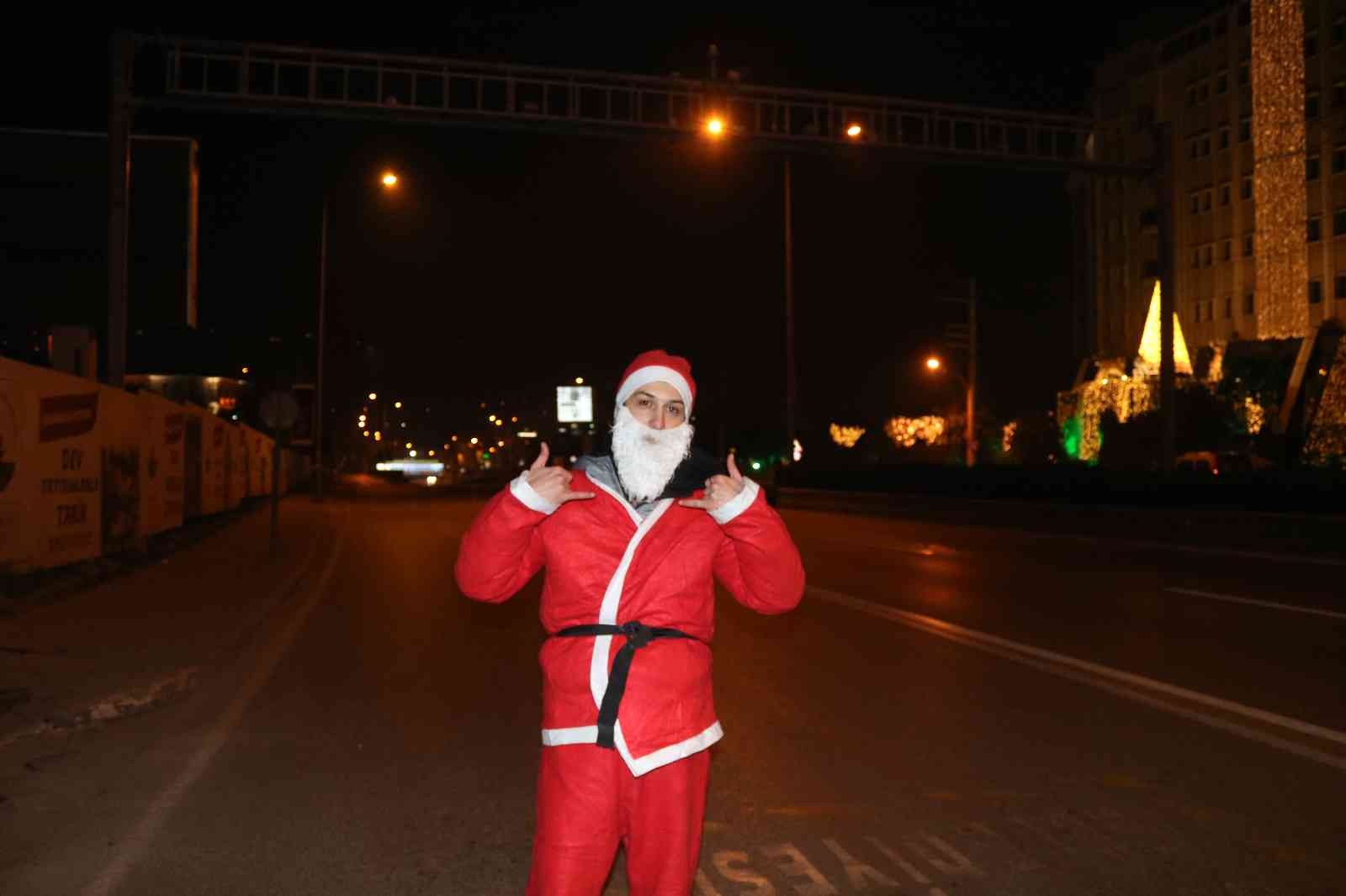 Bu Noel Baba bacada değil anayolda geziyor