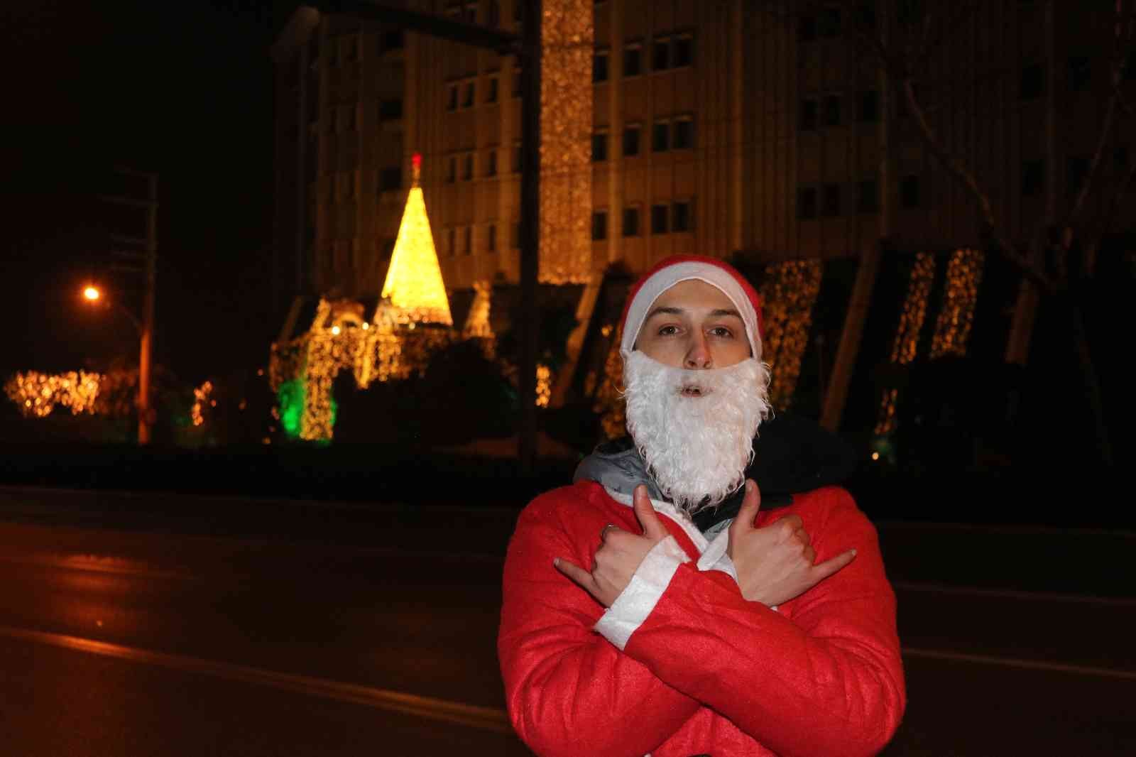 Bu Noel Baba bacada değil anayolda geziyor