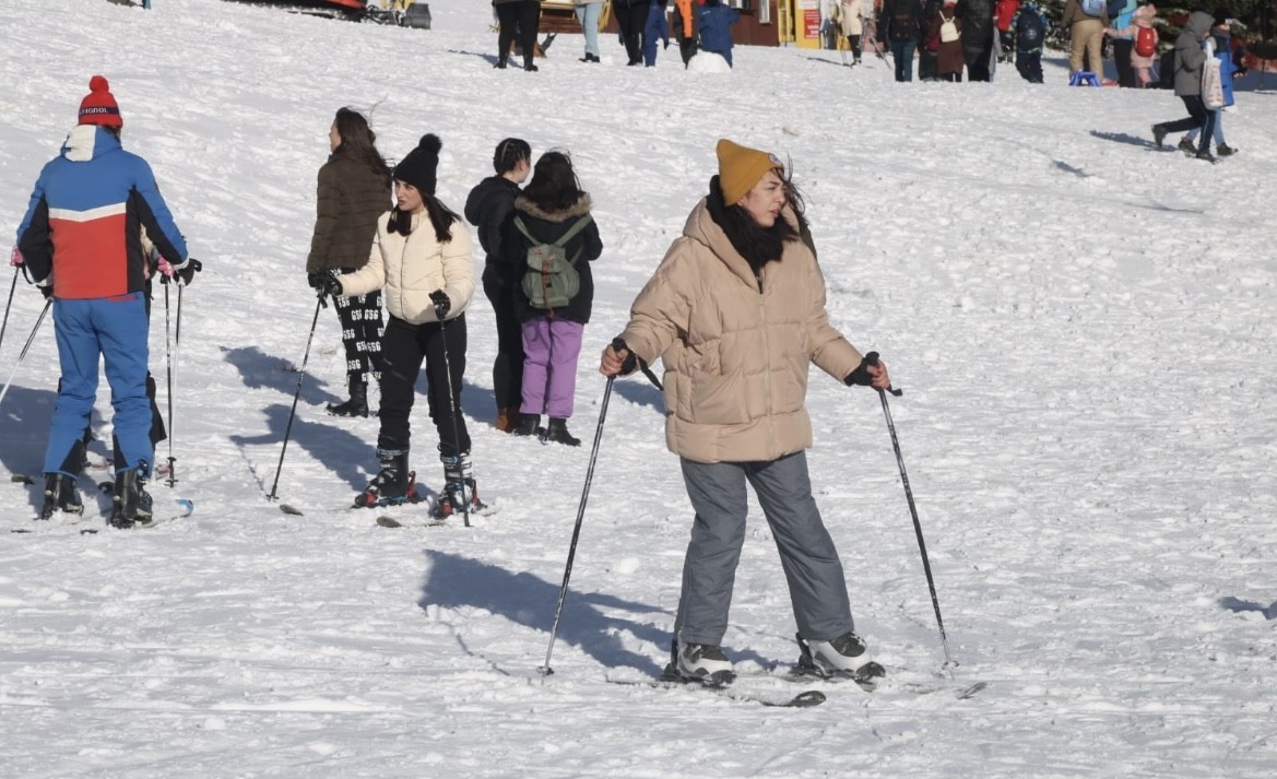 Kar sürprizi yaşanmıştı...Yarı yıl tatiliyle Uludağ’da pistler doldu