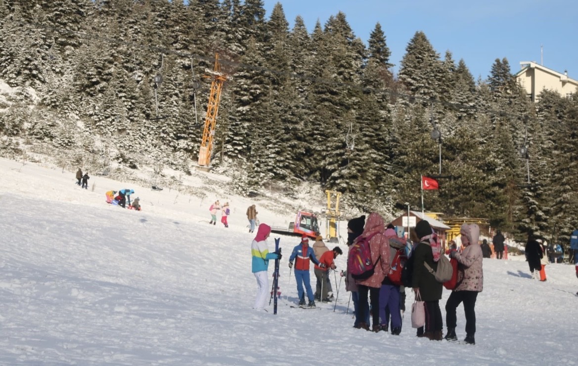 Kar sürprizi yaşanmıştı...Yarı yıl tatiliyle Uludağ’da pistler doldu