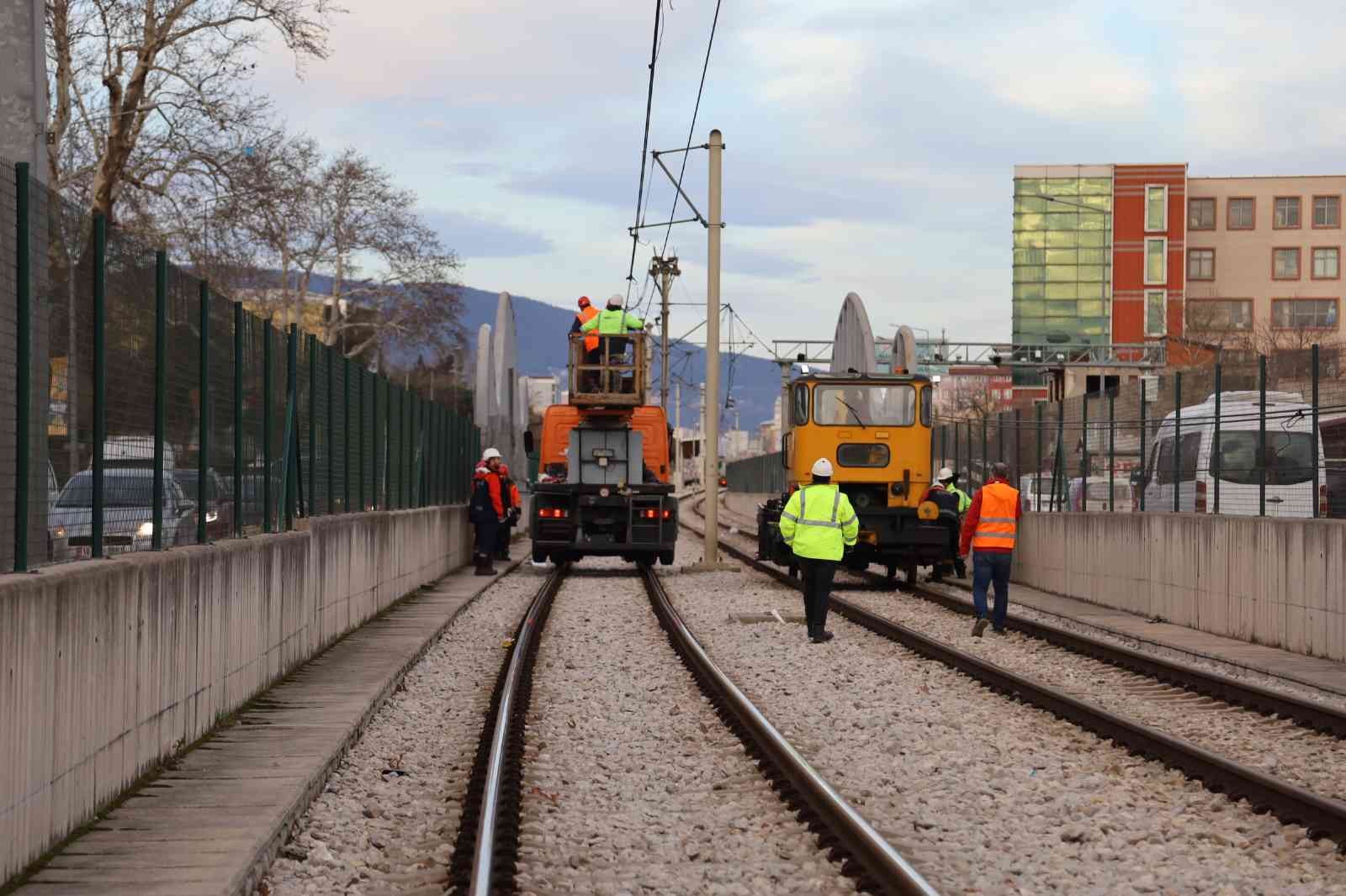 Bursa’da metro hattına çatı uçtu, ekipler seferber oldu