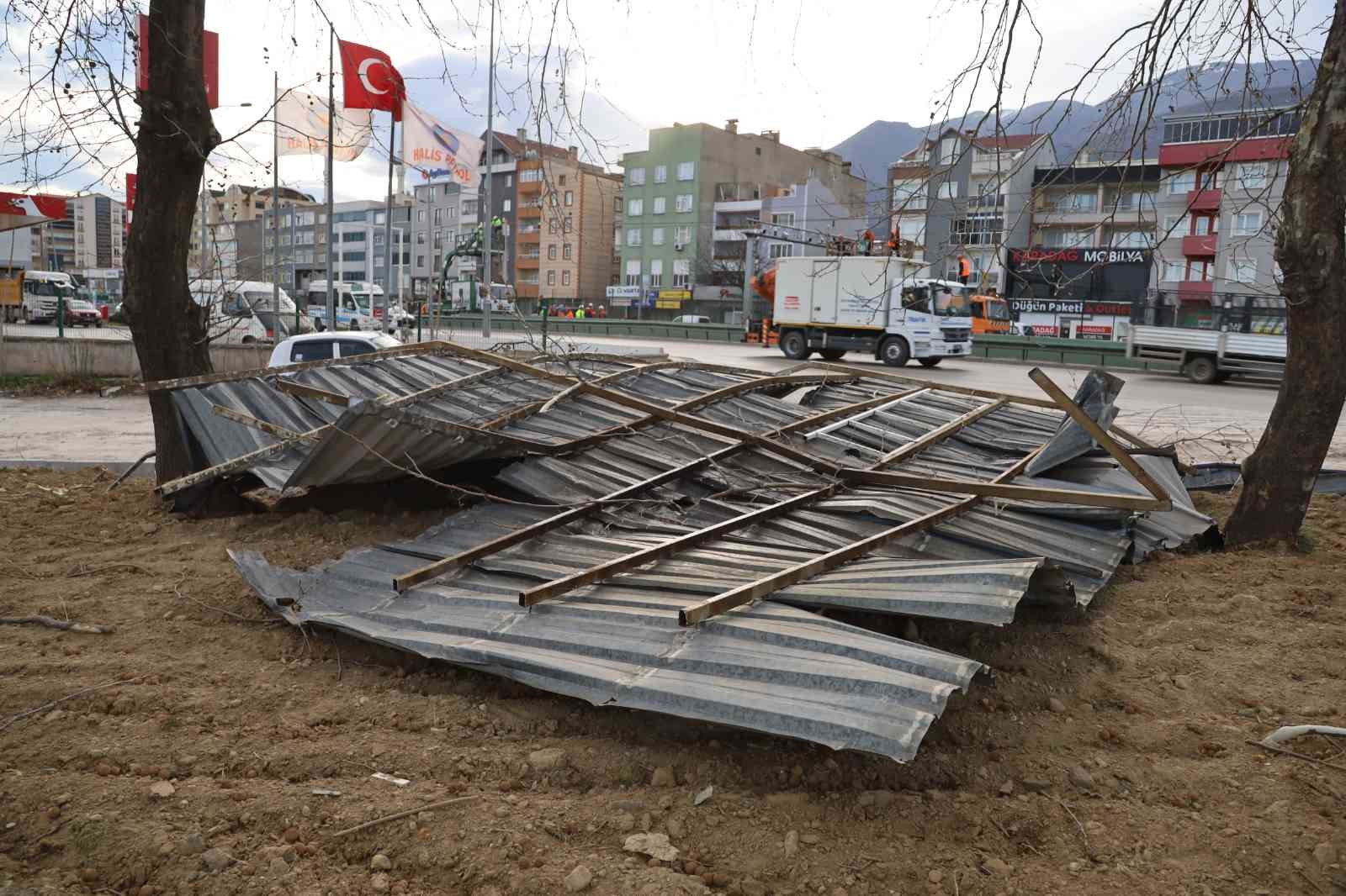 Bursa’da metro hattına çatı uçtu, ekipler seferber oldu