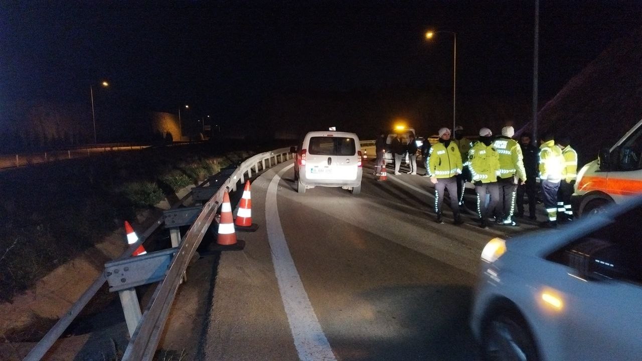 Motosiklet bariyerlere çarptı: 1 ölü, 1 yaralı