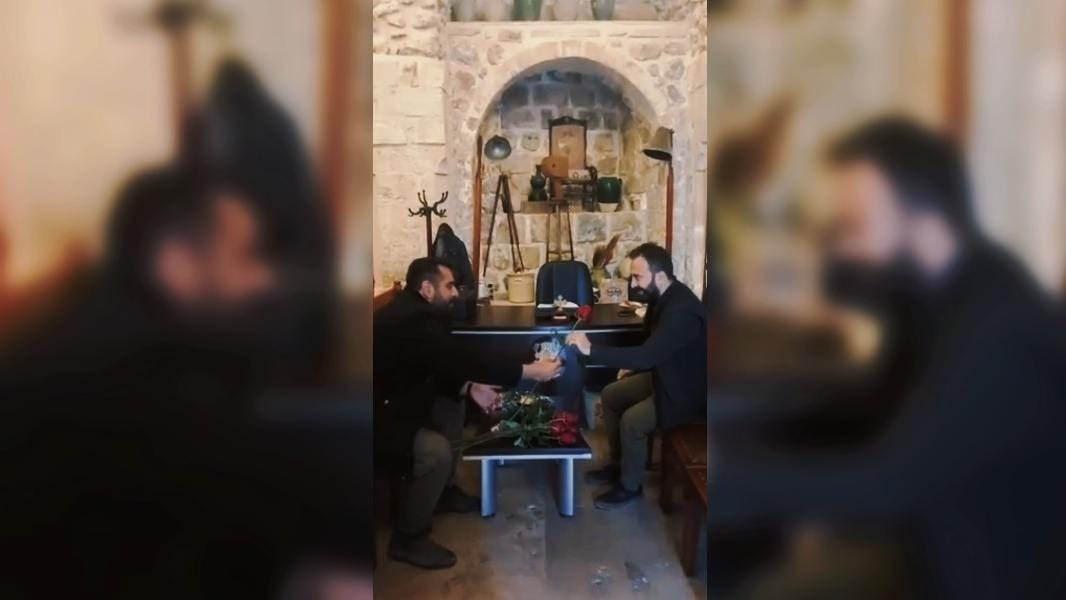 İsveç’te Kur’an-ı Kerim yakma girişimine karşı Mardin'de kiliselere gül dağıtıldı