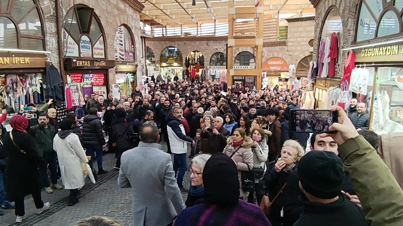 Ekrem İmamoğlu Bursa Kapalı Çarşıda Başkan Erdoğan sloganlarıyla karşılandı