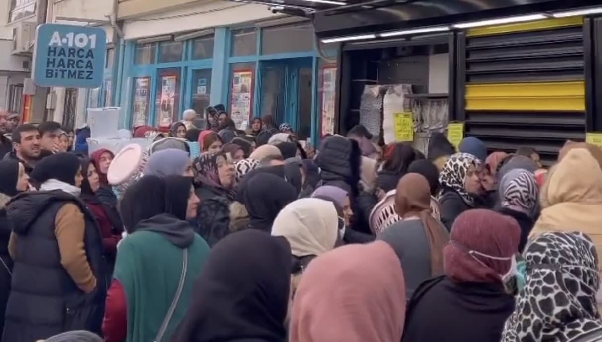 Bursa’da ucuzluk çılgınlığı...Kadınlar birbirini ezdi