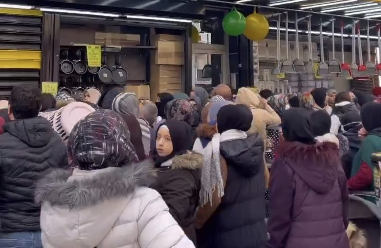 Bursa’da ucuzluk çılgınlığı...Kadınlar birbirini ezdi