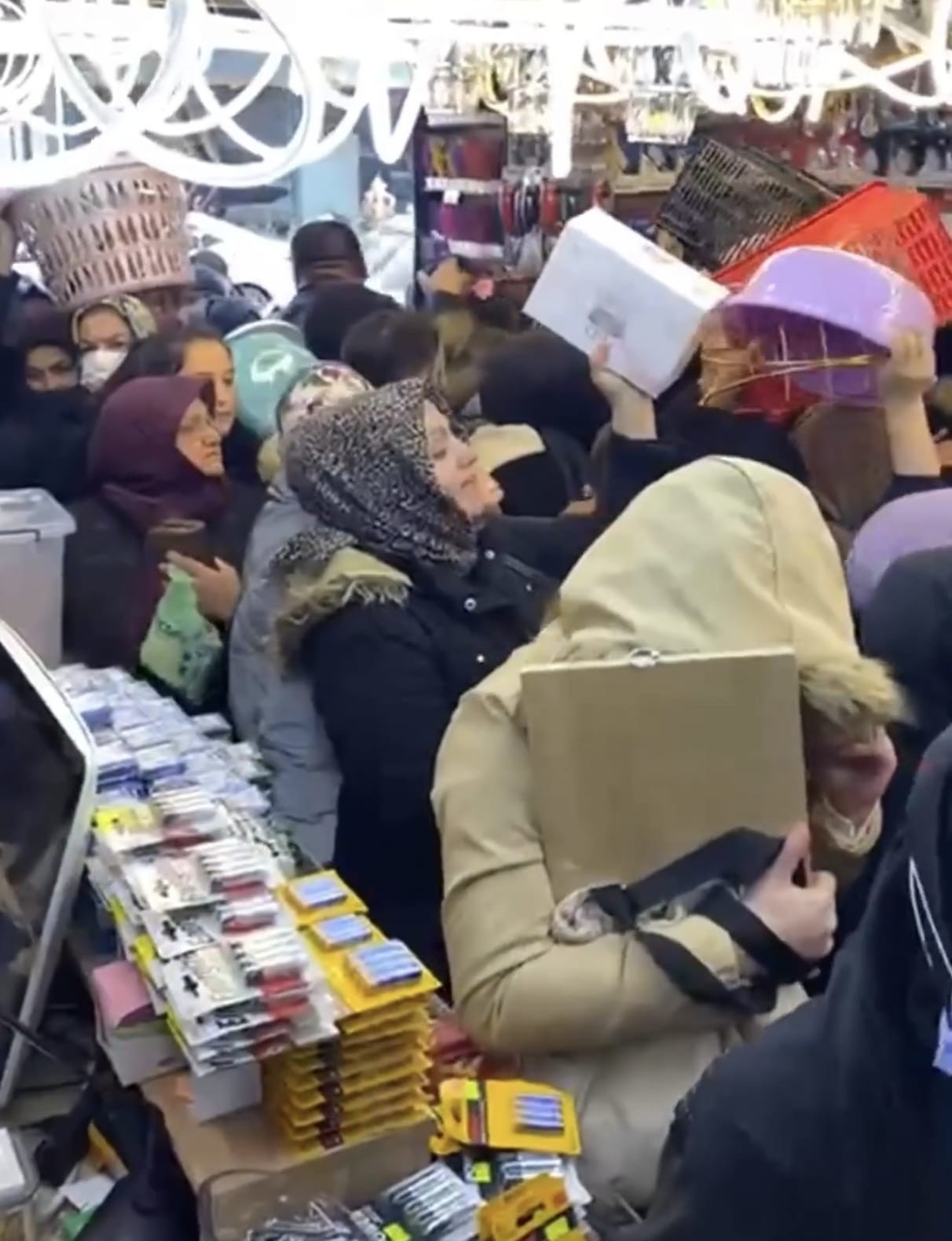 Bursa’da ucuzluk çılgınlığı...Kadınlar birbirini ezdi