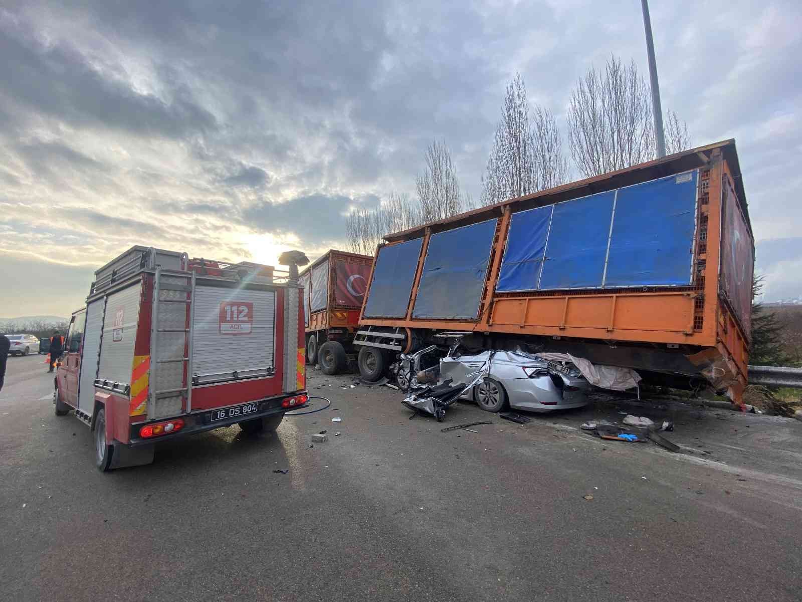 Bursa’da akılalmaz kaza : TIR’a çarpan otomobil, dorsenin altına girdi : 1 ölü