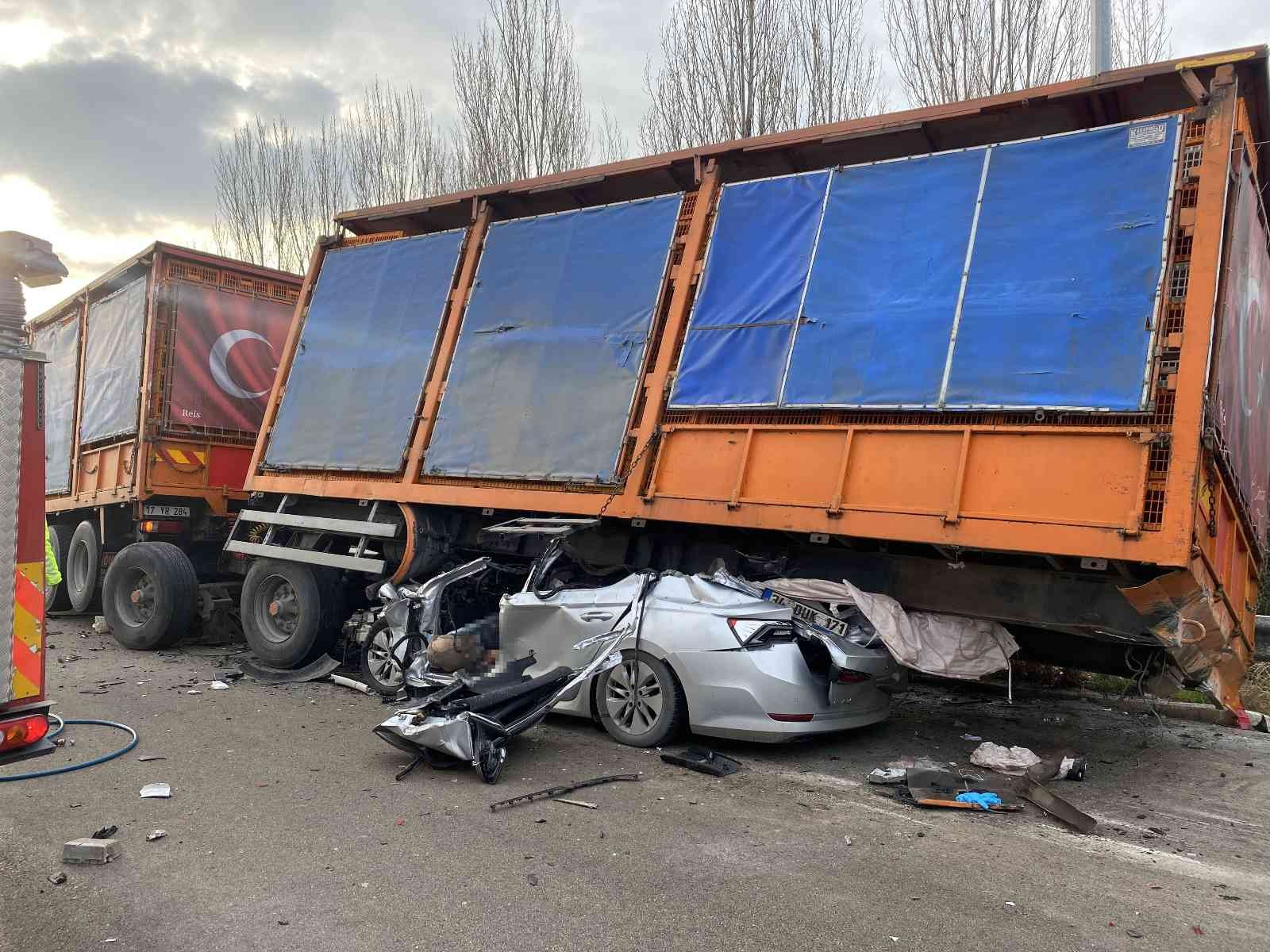 Bursa’da akılalmaz kaza : TIR’a çarpan otomobil, dorsenin altına girdi : 1 ölü