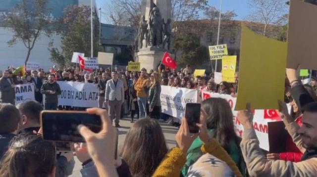 Demet Akalın'dan destek vermek için eylemine katıldığı kadın öğretmene sert tepki: Edepsizliğe lüzum yok