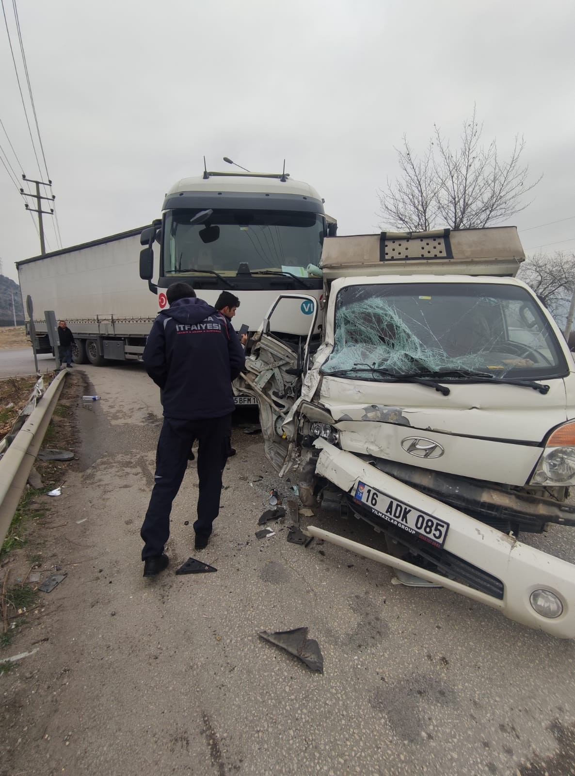 Bursa’da TIR ile kamyonet çarpıştı, sıkışan yolcuyu itfaiye kurtardı